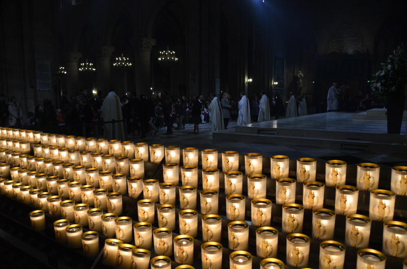 des bougies symbolisant des prières aux saints