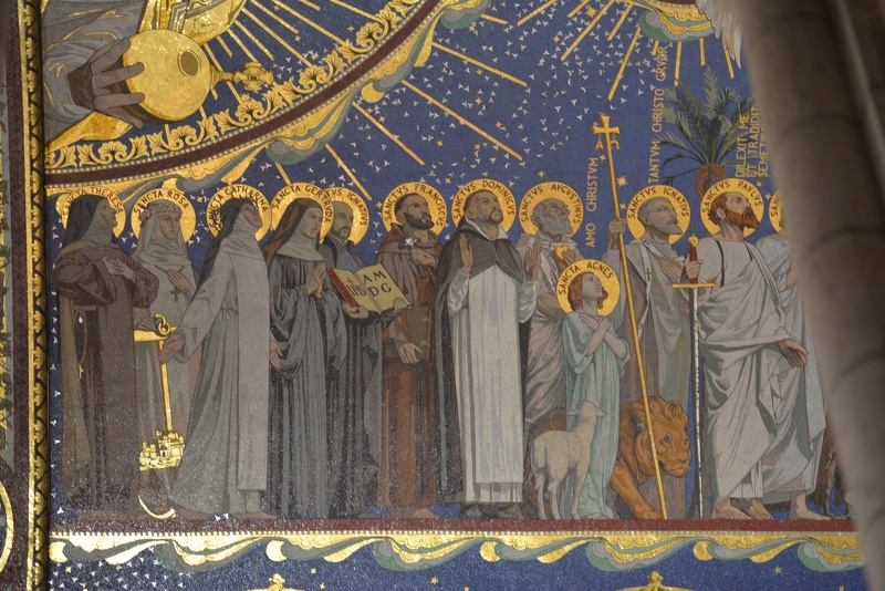 fresque de la Basilique du sacré cœur avec plusieurs saints qui prient notre Seigneur Jésus Christ