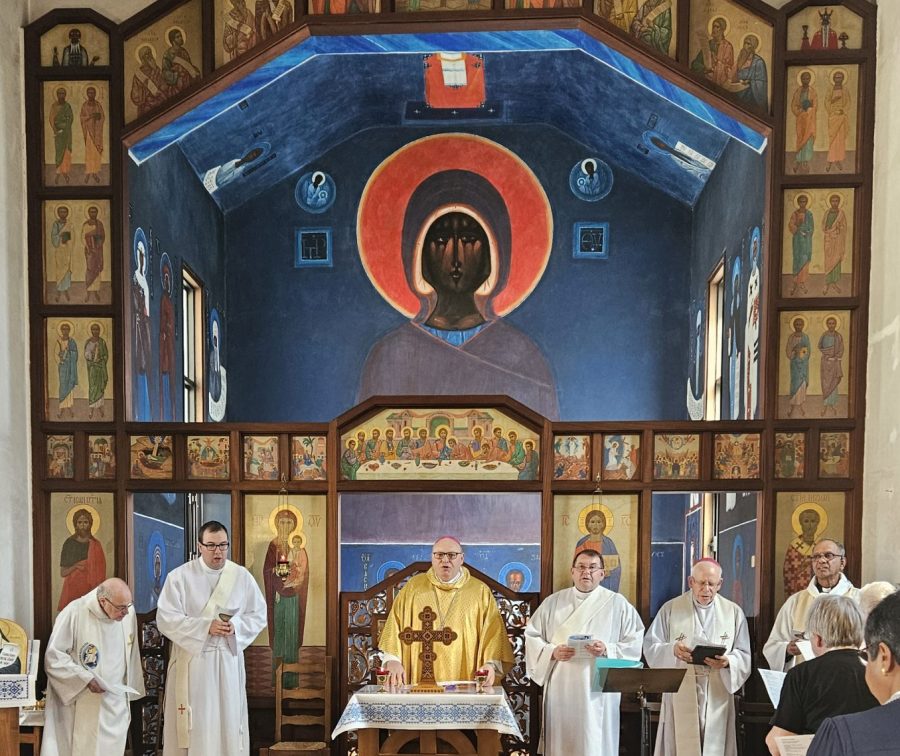 église ukrainienne à Lourdes avec des icônes de plusieurs saints