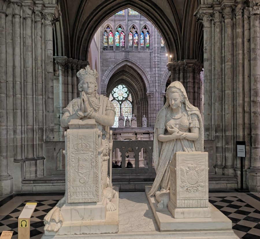 statues de Louis 16 et de Marie-Antoinette qui prient dans l'église Saint Denis (Basilique)