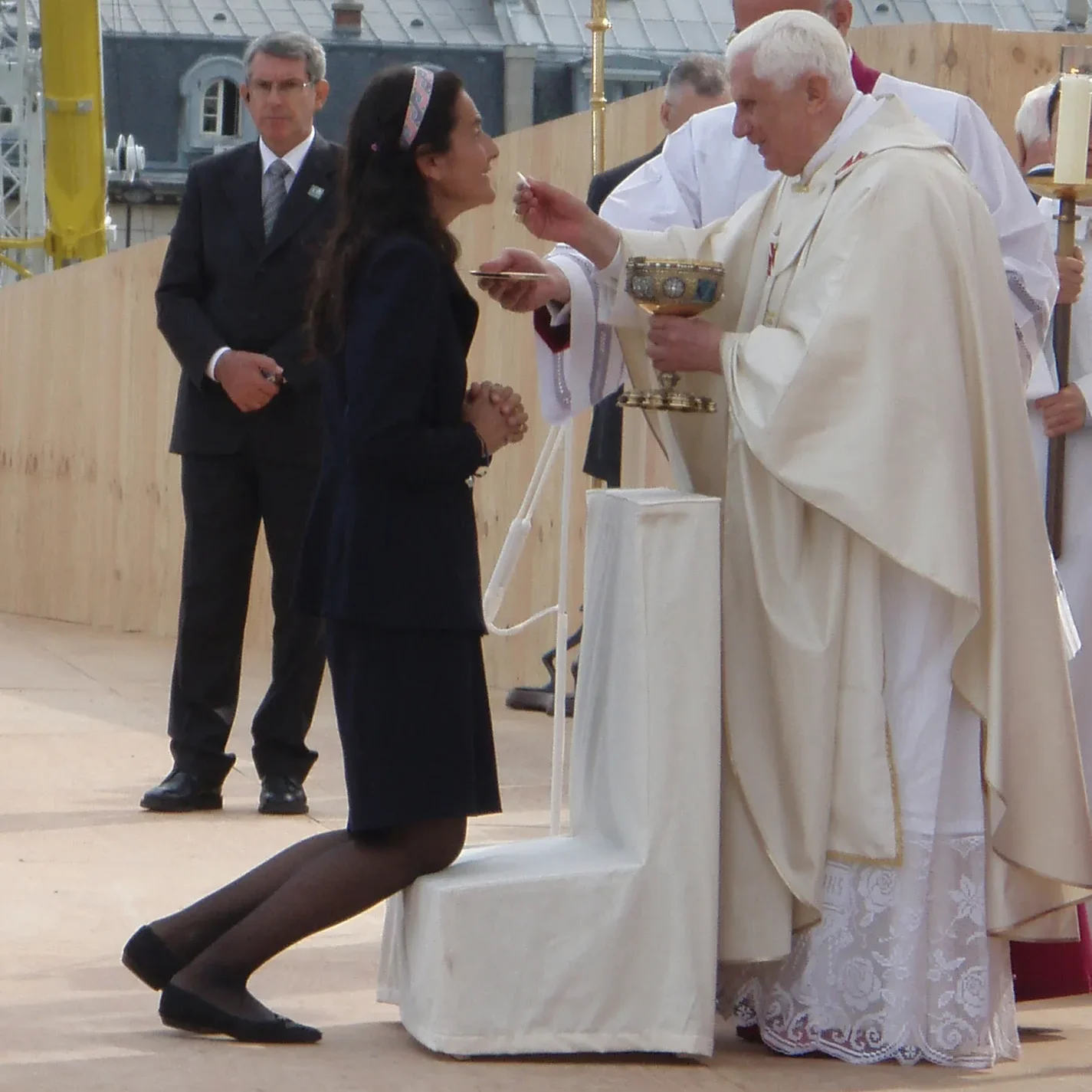 Le pape Benoix 16, donne la communion