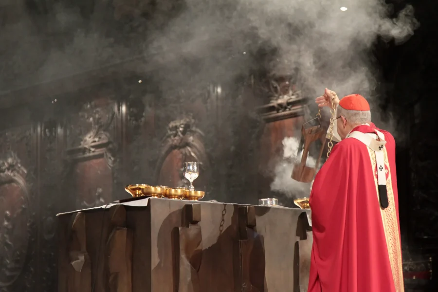 Le prêtre encense le pain et le vin qui vont être consacré pour devenir eucharistie