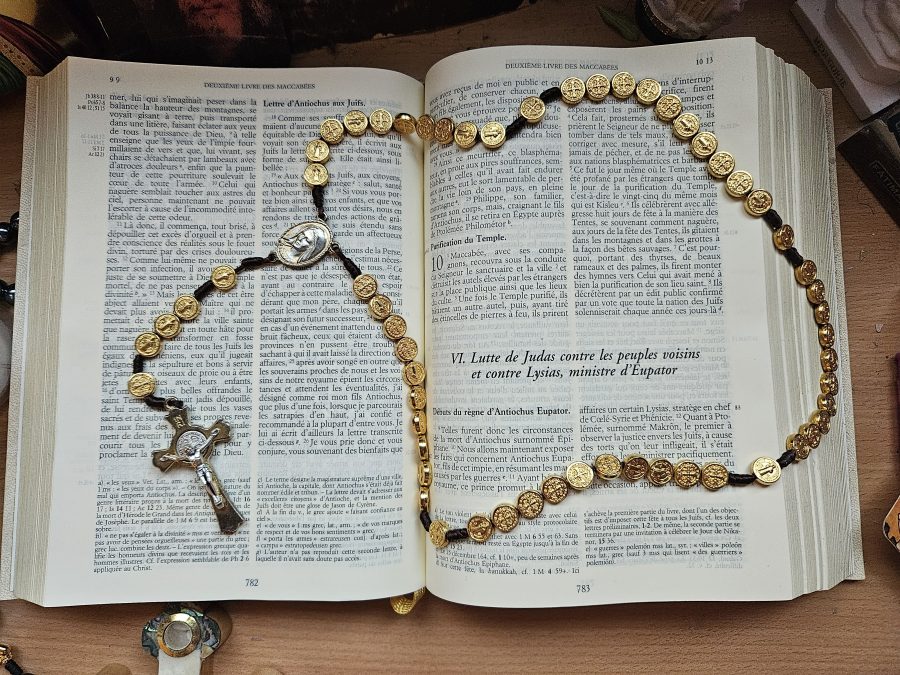 chapelet avec une croix poser sur la Bible