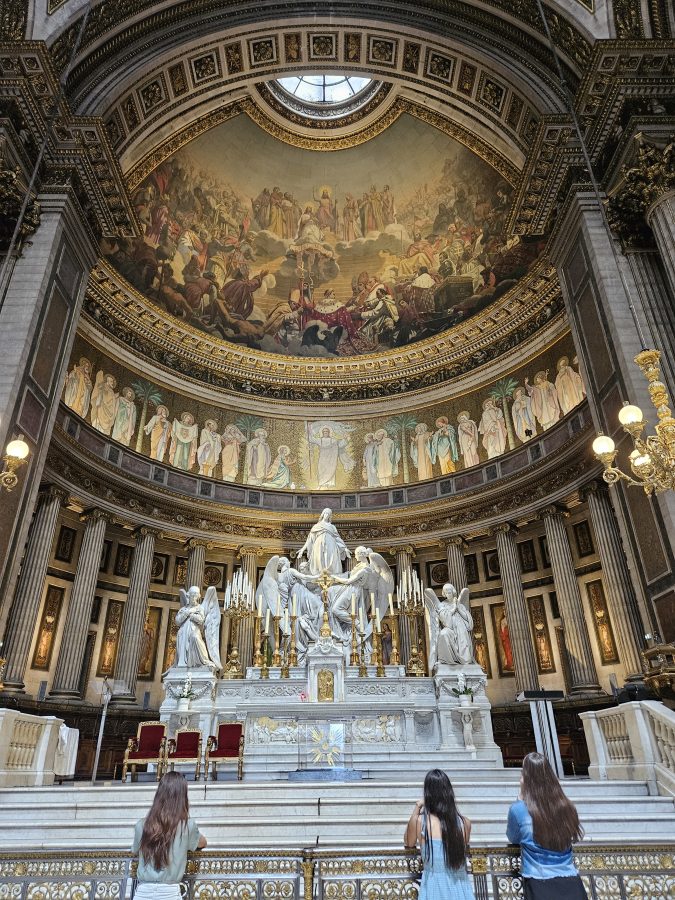 filles priant devant des statues qui sont sur l'autel de l'église sainte Madeleine à Paris