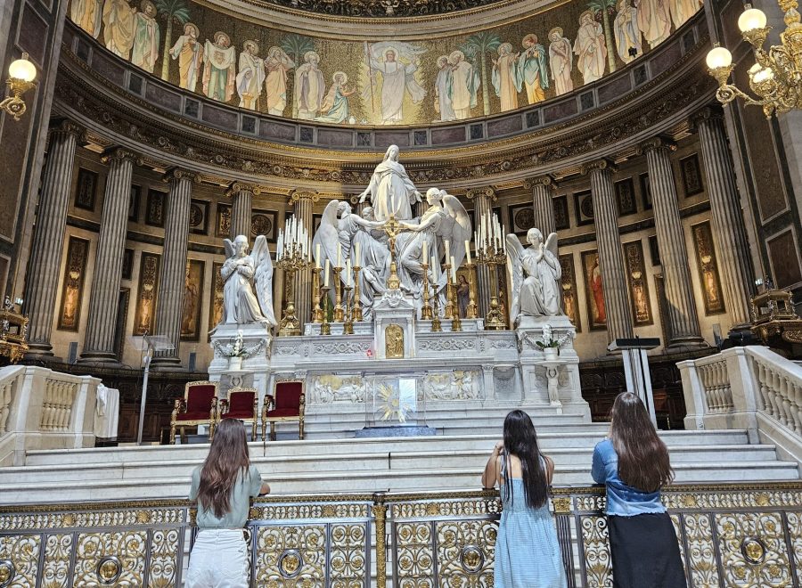 filles priant à l'église sainte madeleine à Paris