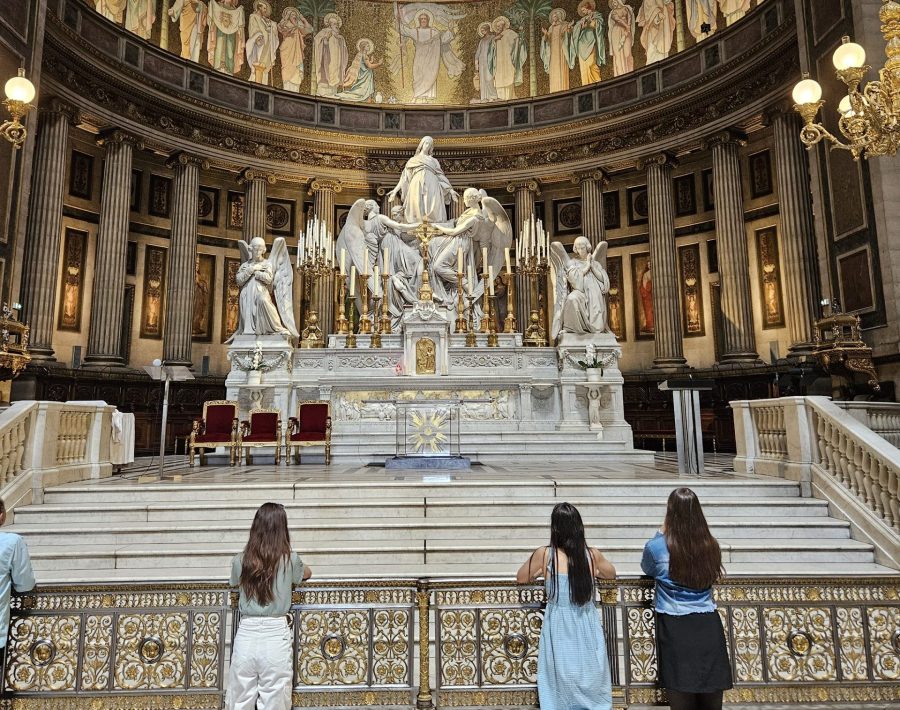 prière commune pour invoquer les saints à l'église sainte Madeleine à Paris