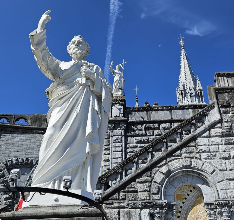 Statue de Pierre à Lourdes