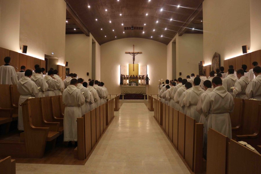 la liturgie des heures pratiquée par des moines