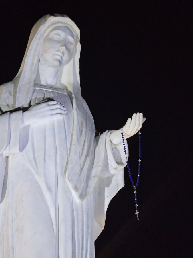 Statue de Marie à Medugorje en Bosnie tenant le chapelet servant à reciter le je vous salue Marie