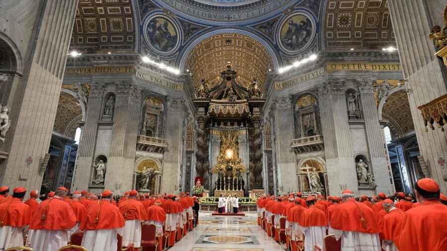 Basilique saint Pierre avec les cardinaux