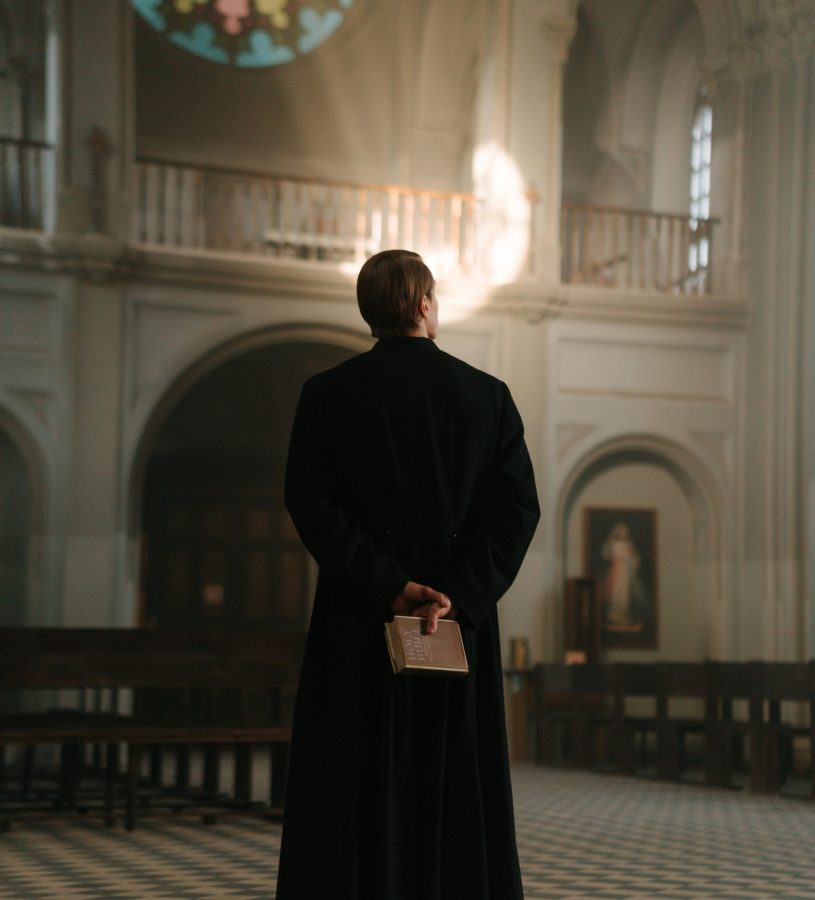 Prêtre dans une église qui à la Foi et réfléchis par sa raison pour mieux comprendre sa Foi