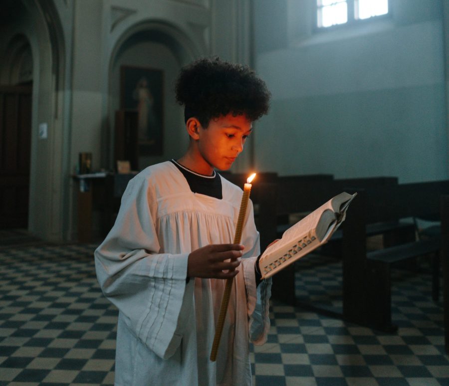 Bible éclairé par un cierge illustrant ici la Tradition qui éclaire les écritures