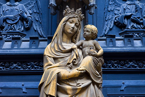 Statue de Marie portant Jésus enfant dans ses bras