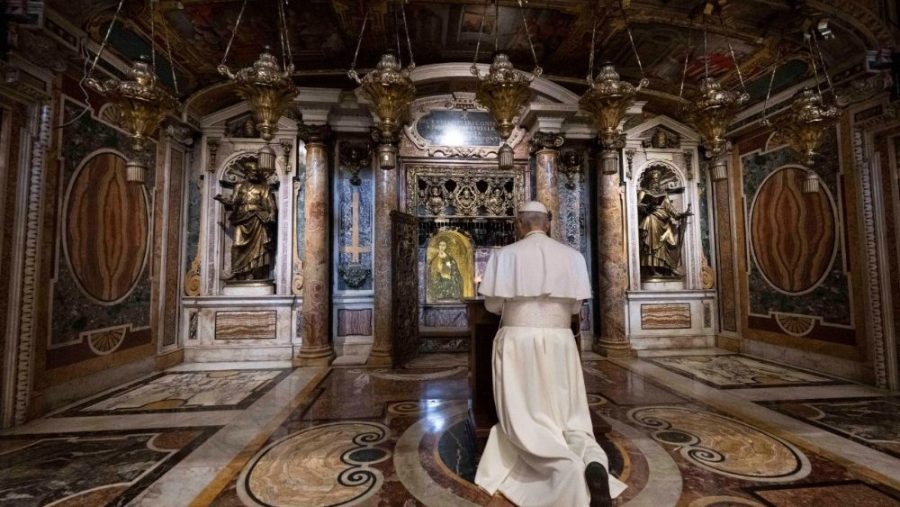 image du pape priant