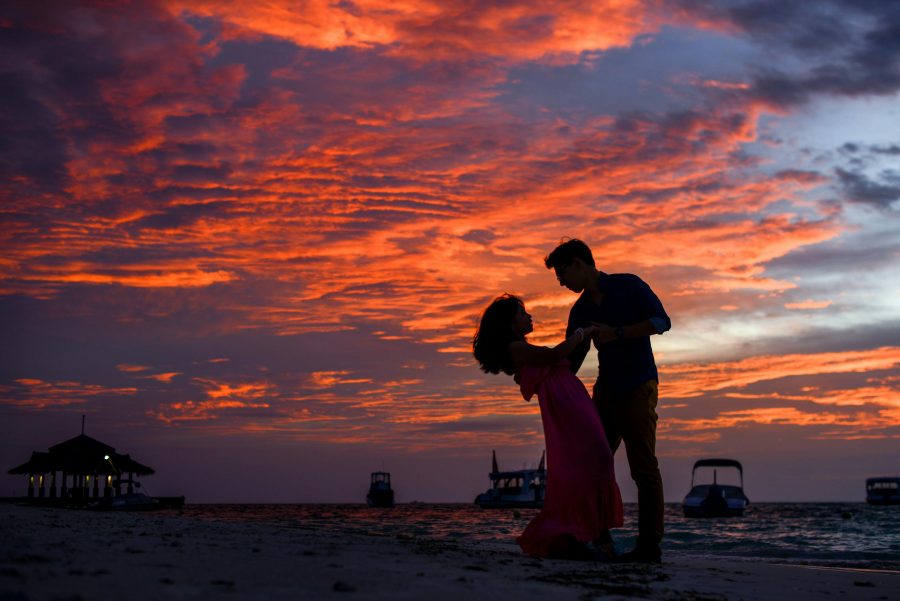 couple au bord de la plage illustrant l'amour vrai pour le chrétien