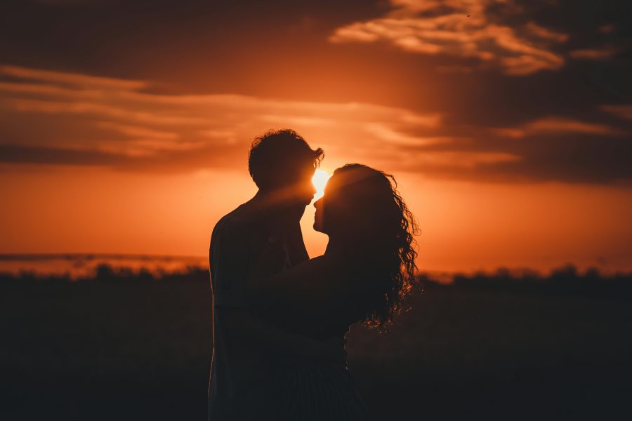 couple chrétien au bords d'un couché de soleil symbolisant l'amour vrai dans un couple chréien