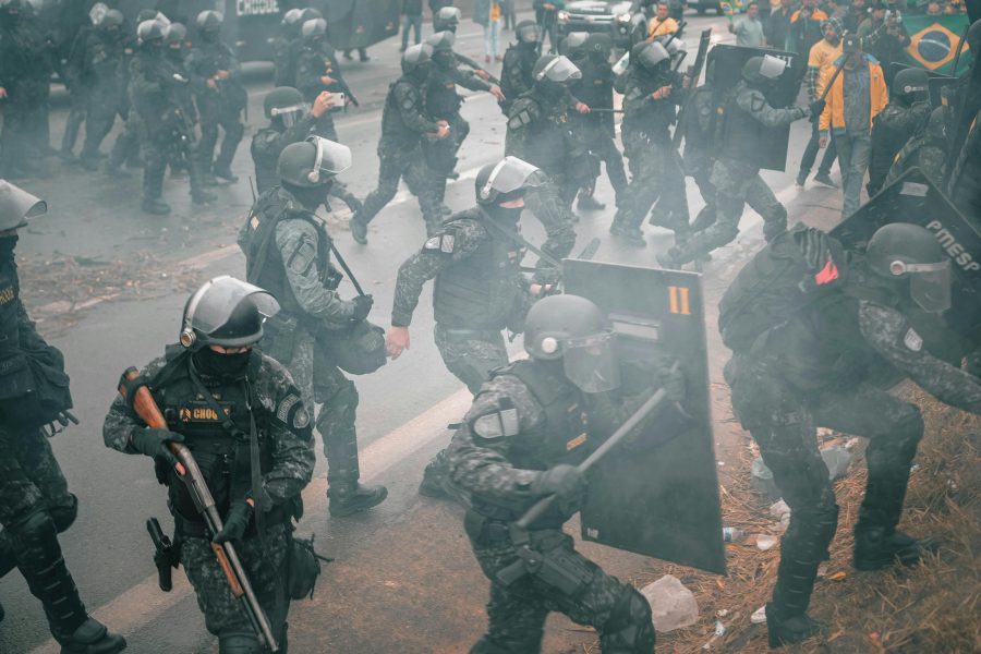 Policier appliquant l'ordre dans une société