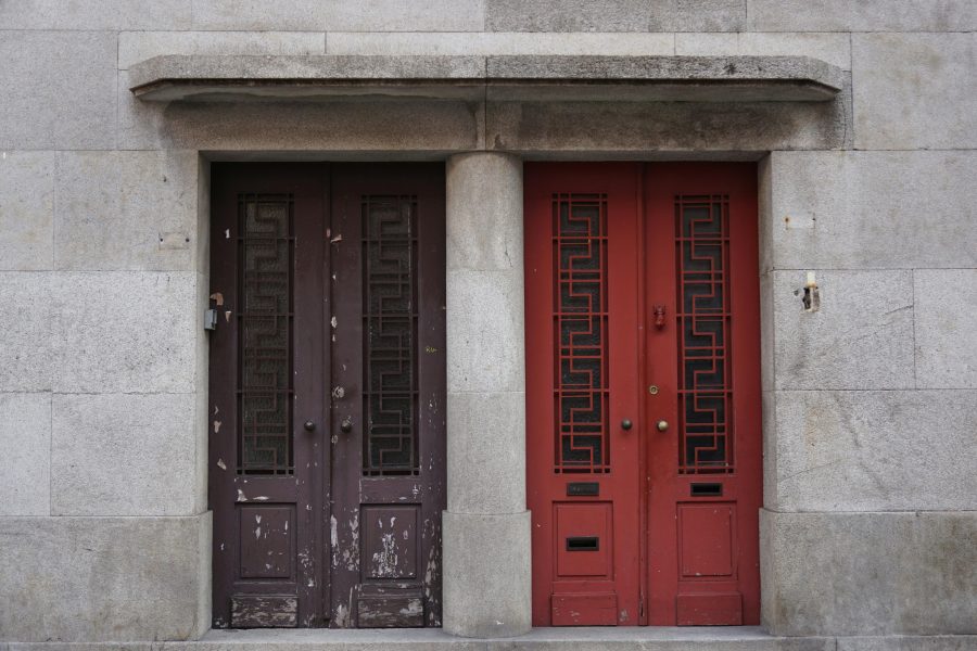image avec deux portes illustrant la double peine du péché