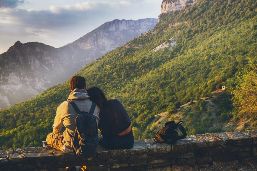 couple chrétien dans la forêt démontrant l'amour vrai