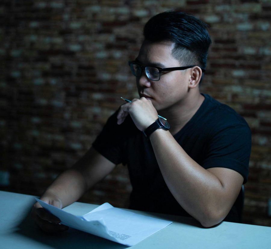 Homme asiatique réfléchissant à la question du pourquoi les indulgences ont une mauvaise réputation