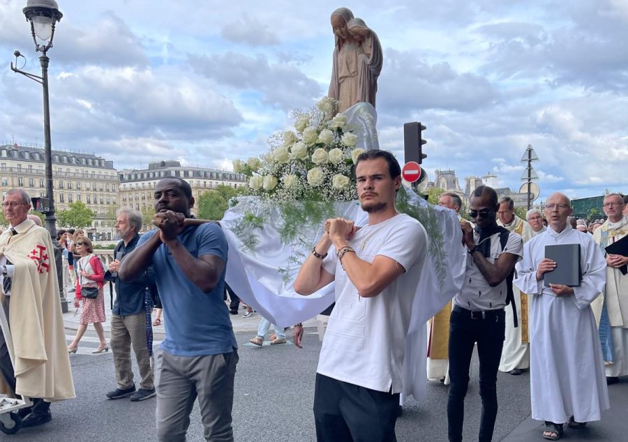procession catholique et parisienne de l'Assomption du 15 août